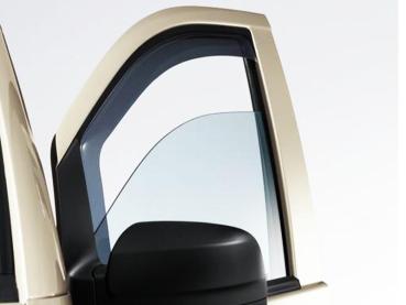 Regen- und Windabweiser aus getöntem Acrylglas, montiert an den Fenstern eines Mercedes-Benz V-Klasse 2014.